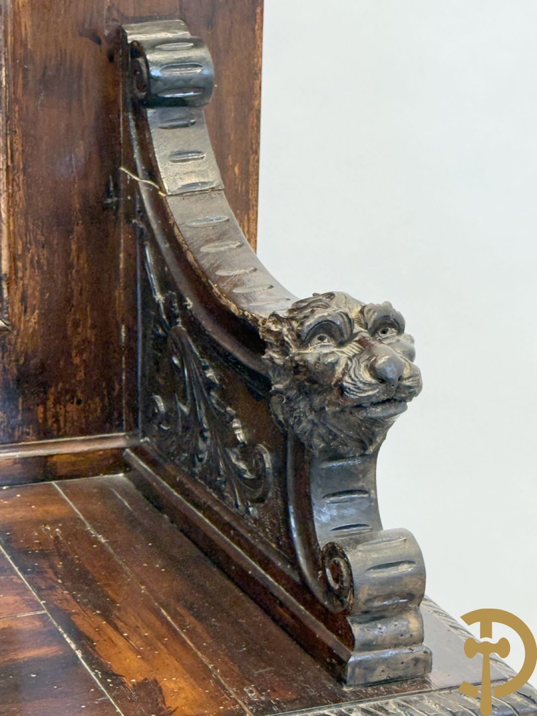 Hall bank met Neo Reniassance sculptuur van cupido