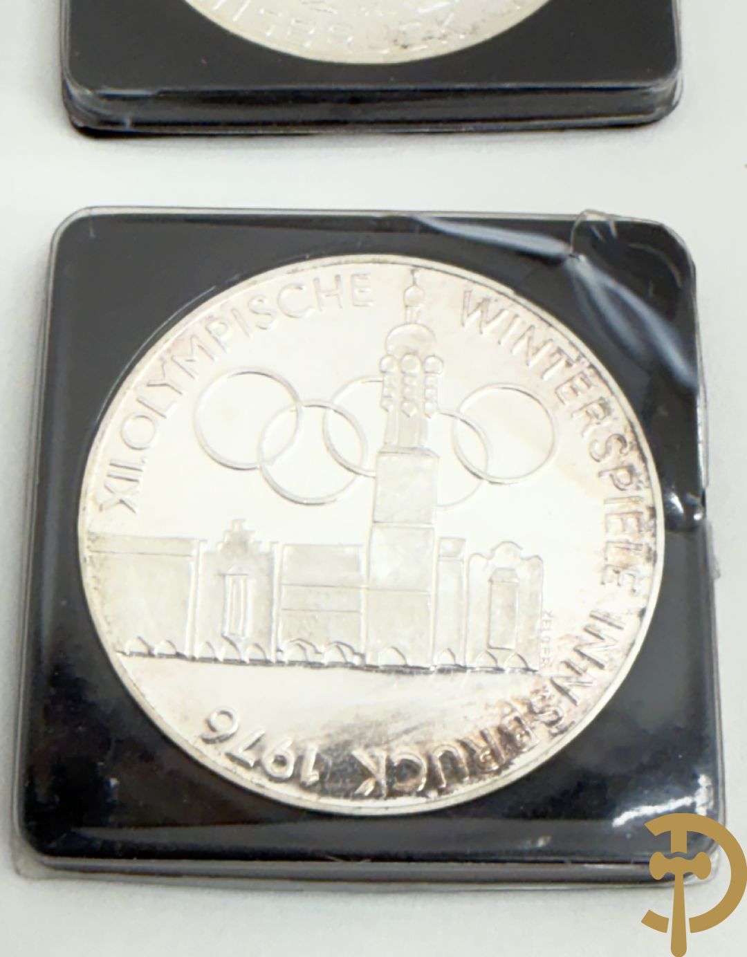 Massief zilveren herdenkingsmunt Paus Johannes Paulus II ter gelegenheid van zijn bezoek in 1985 aan België + vier munten van de Olympische winterspelen in 1976 in Innsbruck + set van zeven massief zilveren plaquettes van de 7 wereldwonderen