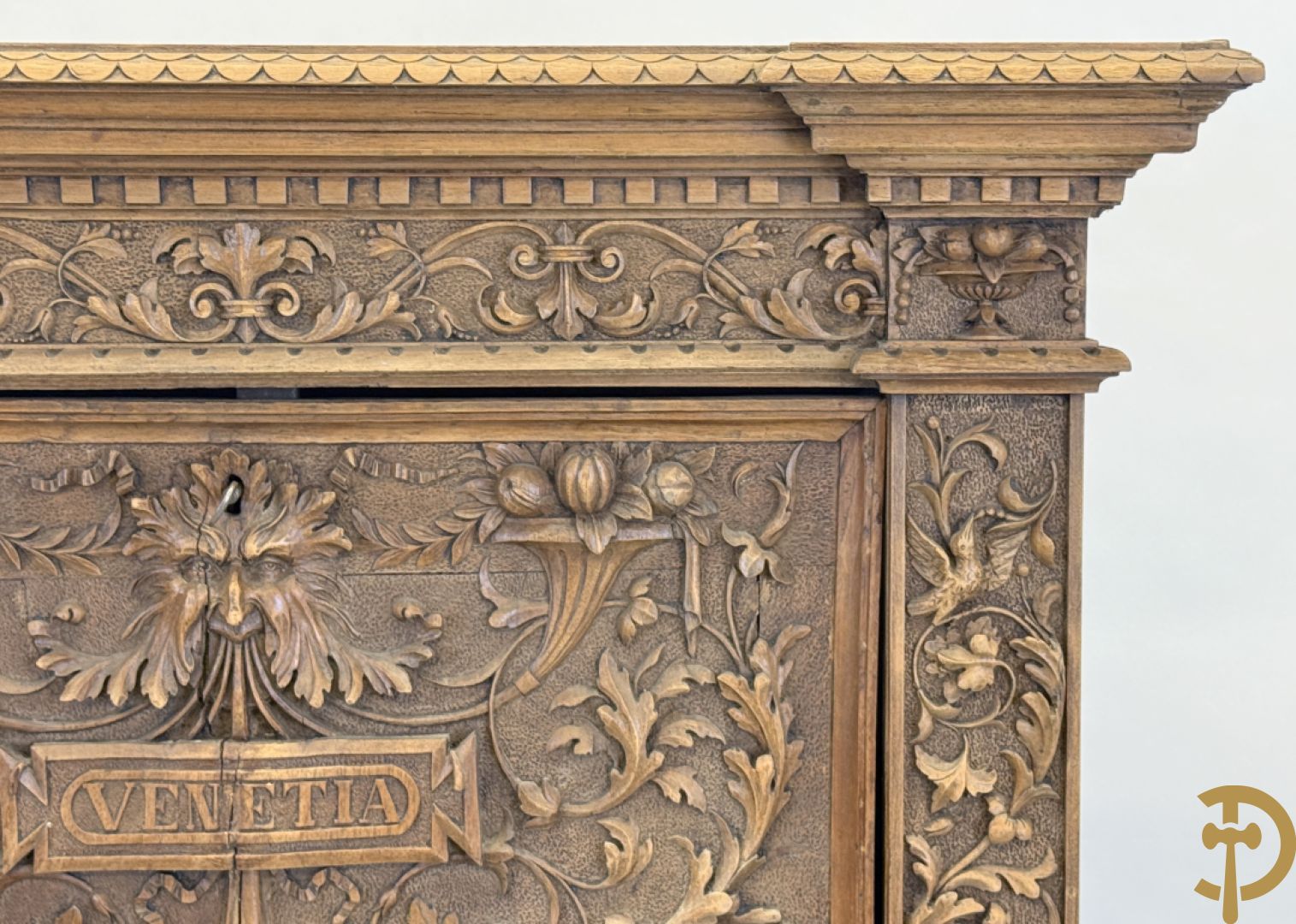 Italiaanse handgesculpteerde Neo Renaissance credance, bovenaan met klep en onderaan met lade - sculptuur van dieren en accanthusranken, gemerkt Venetia