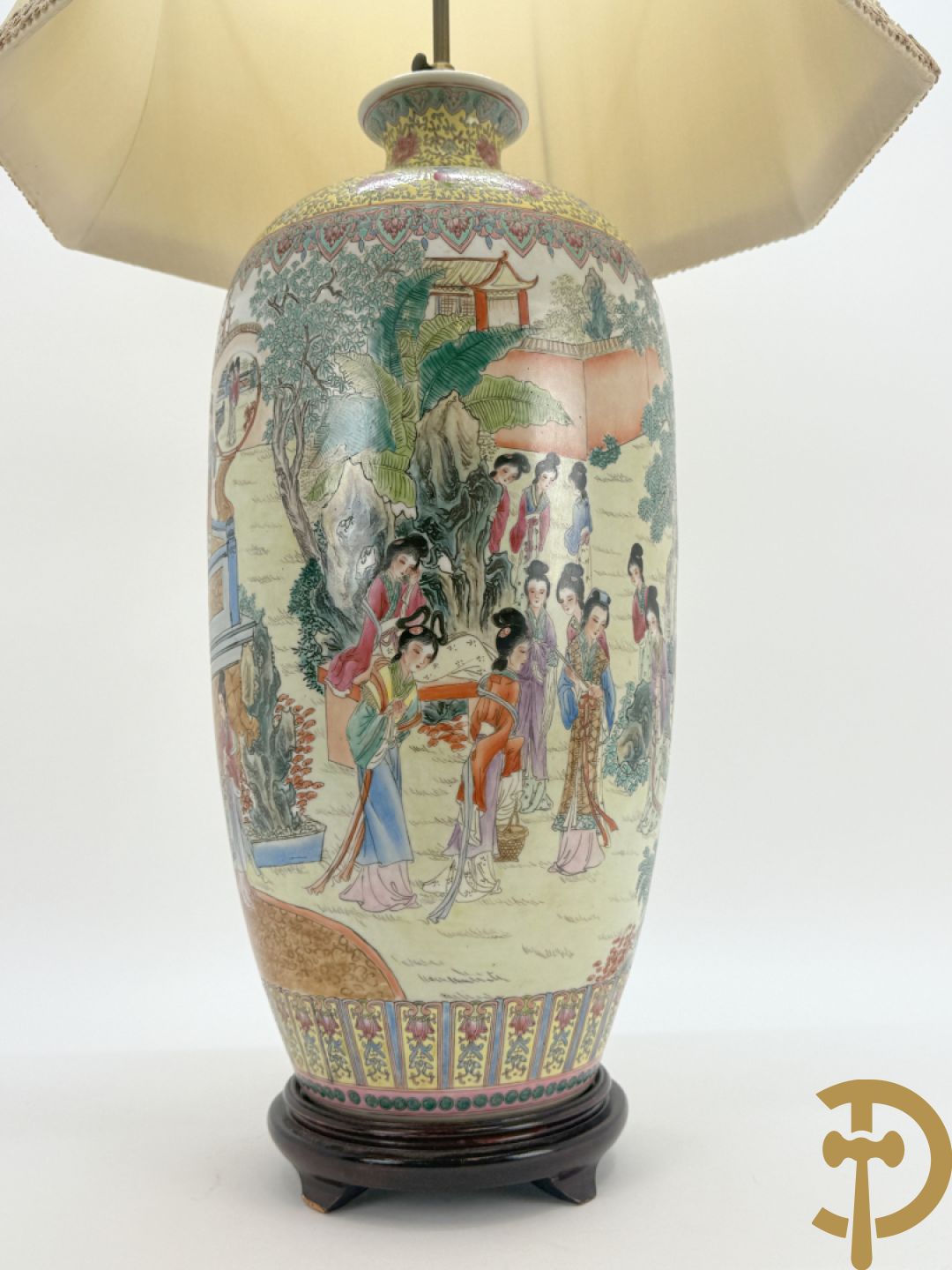 Chinese porseleinen vaas met geanimeerd decor van dames in tempels en landschap - omgebouwd als lampadaire