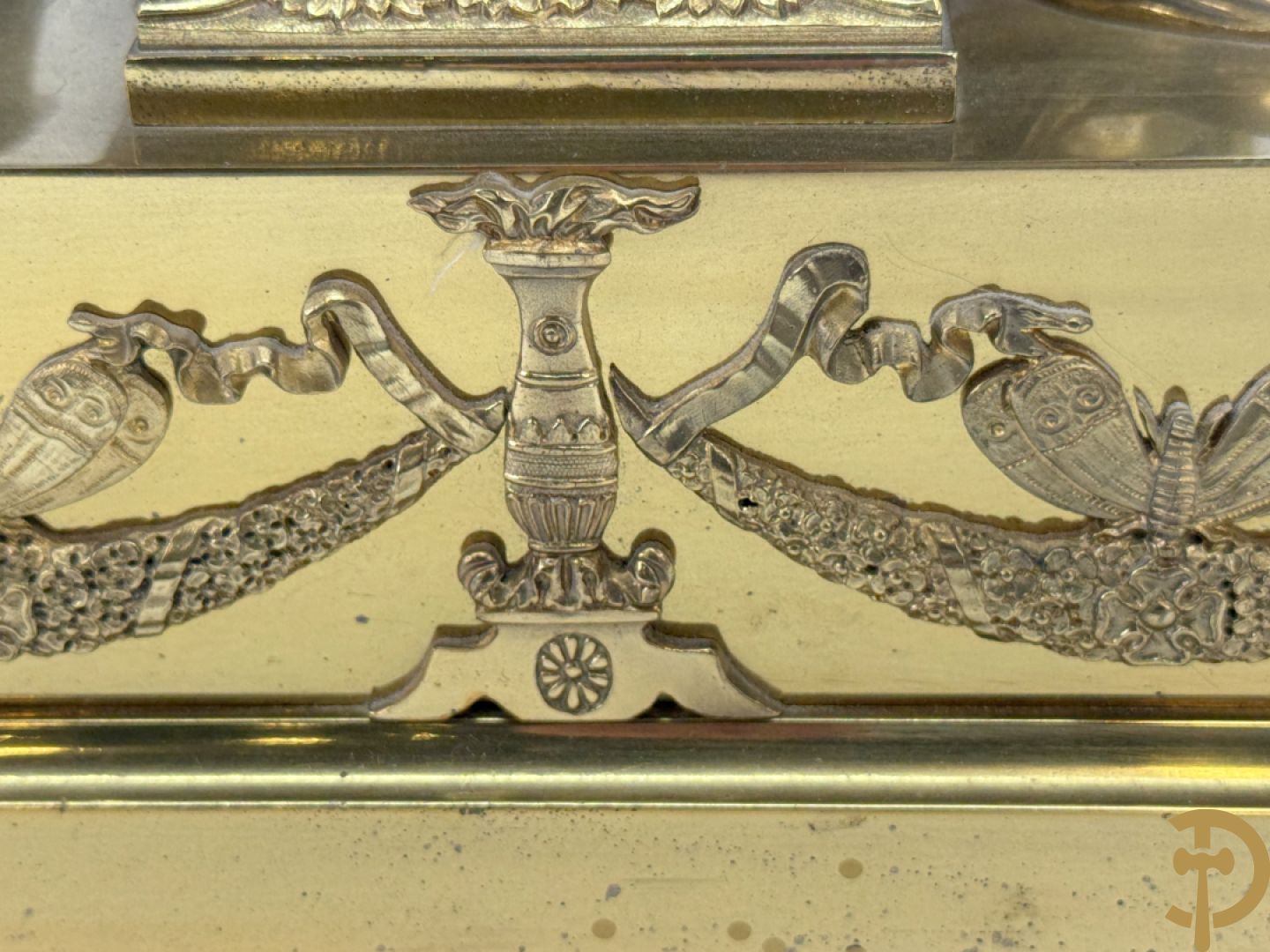 Vuurvergulde Franse bronzen Empire stijl pendule, harpvormige horloge met gevleugelde Griekse mythologische figuur, Erso die zijn lier bespeelt - Deniere et E. Mattelin, Fabricants de Bronze