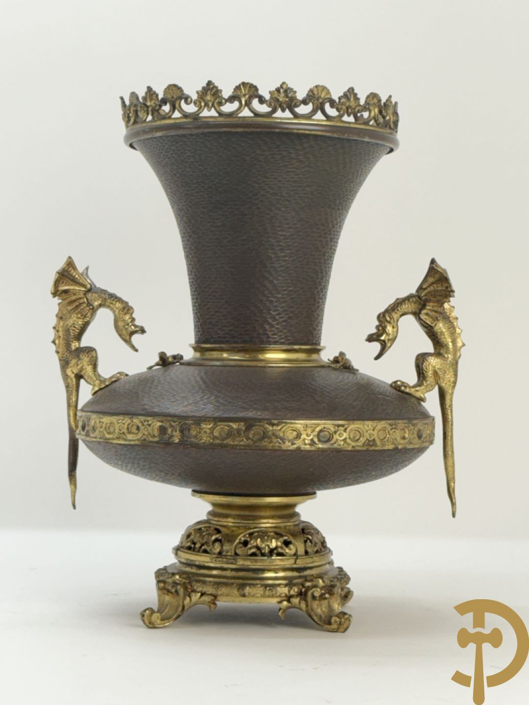Koperen siervaas met bronzen ornamenten van hagedissen en draken