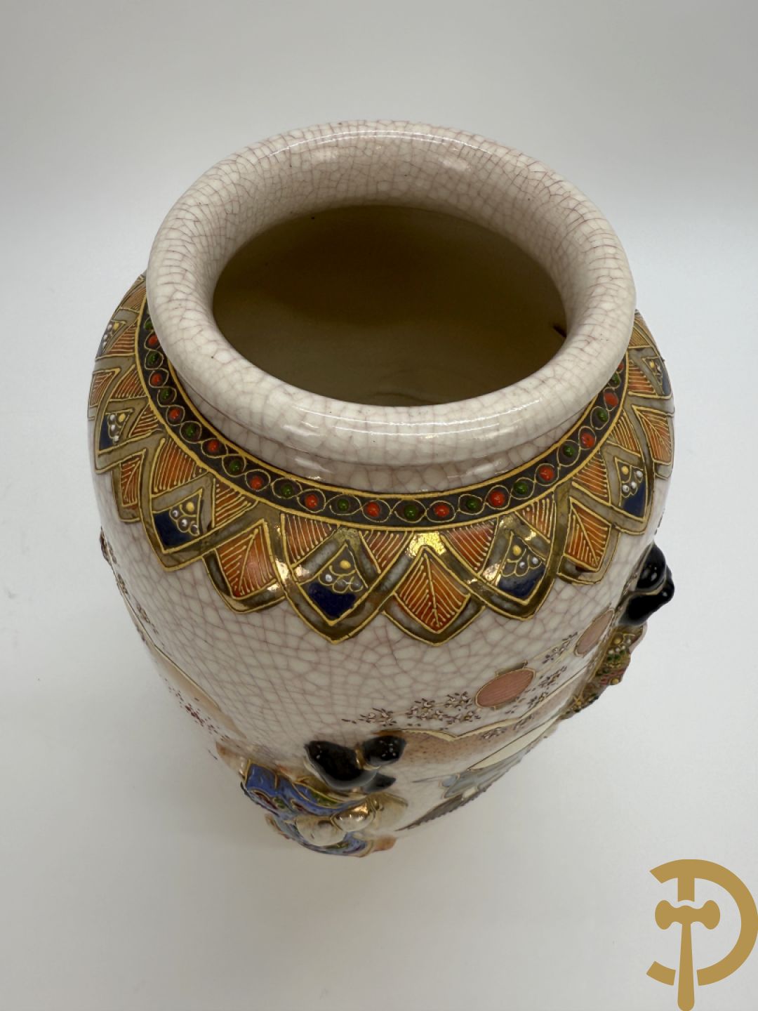 Paar Japanse Satsumat vazen met basrelief decor van gheisha