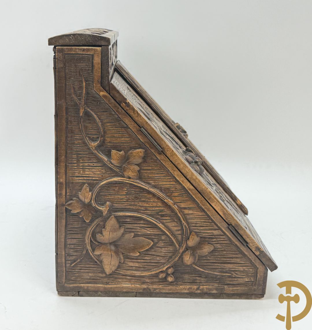Houtgesculpteerde openklapbare brievenhouder met bloemensculptuur, laat 19e