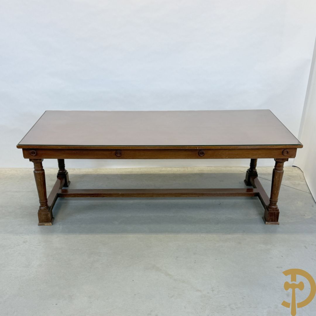 Notelaren tafel met glazen blad op vier ballustervormige poten - bezet met bollen op de zijkant