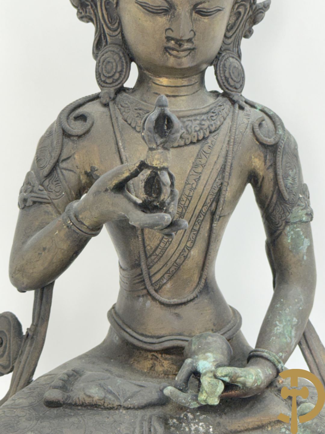 Bronzen neergezeten Boedha