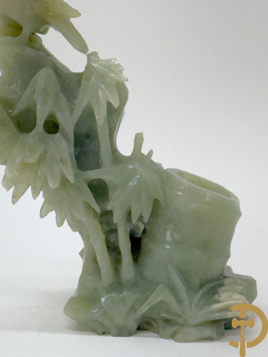 Vier Chinese handgesculpteerde vogels in jadeiet met bloemendecoratie