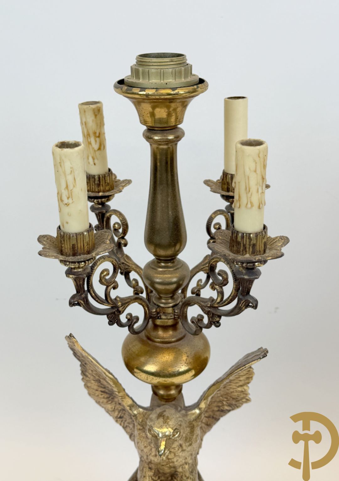 Paar vintage lampadaires met adelaar, bovenaan bekroond met 4 kaarsenhouders en lichtpunt