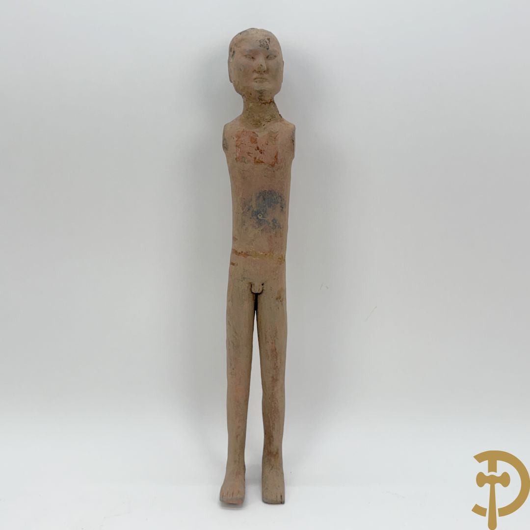 Terra cotta figuur van een Chinese staande man, Han dynastie, tussen 202 voor Christus en 240 na Christus, grafvondst uit Xian bij aanleg van de luchthaven