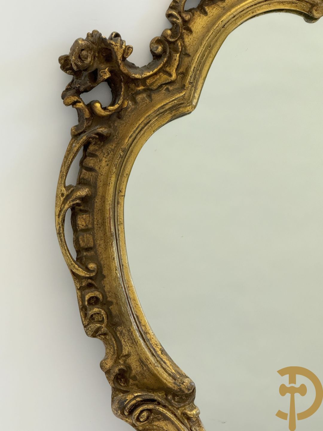 Vergulde spiegel met rocailles en bloemenmotieven, Louis XV stijl