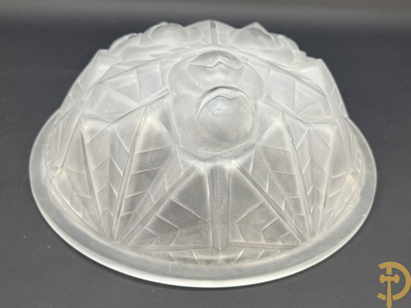 Art Deco pate de verre coupe met gestyleerd bloemenmotieven, Degué getekend, gemerkt nummer 557