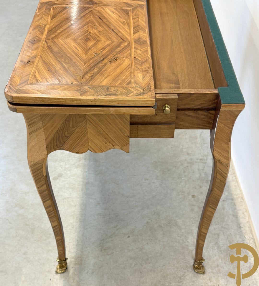 Gemarketteerd openklapbaar/kantelbare speeltafel op bronzen sabots