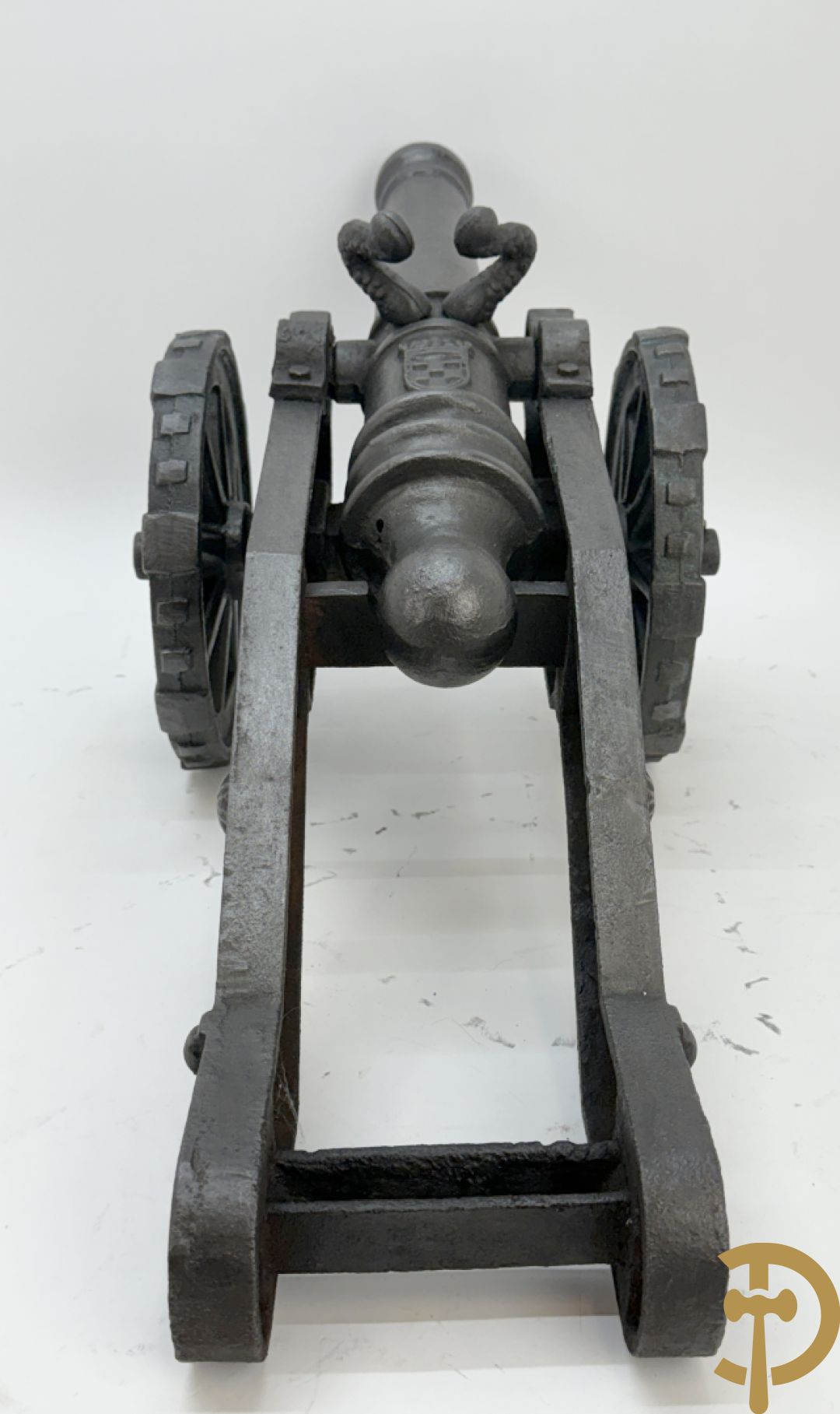 Gietijzeren miniatuurkanon met wapenschild