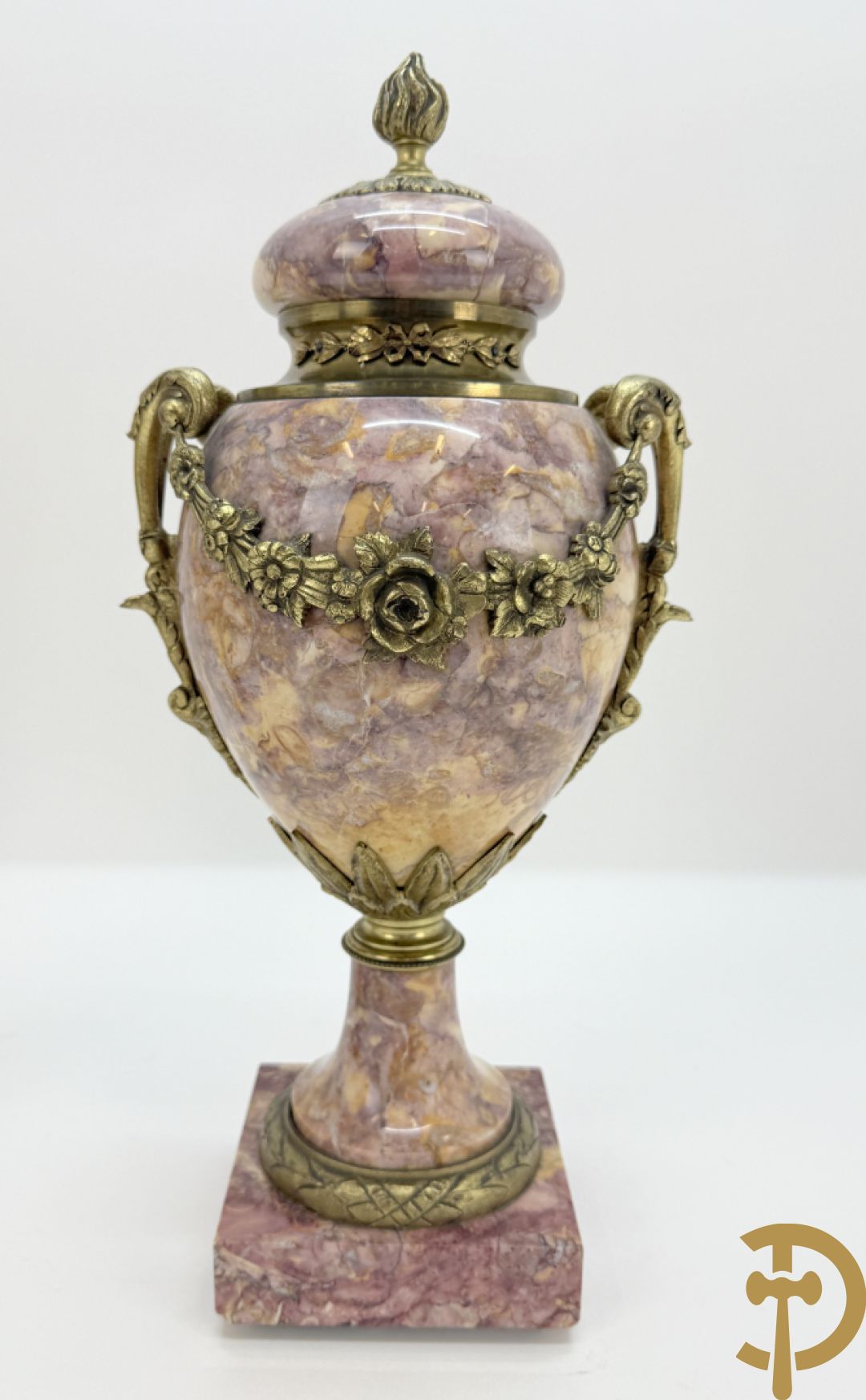 Paar marmeren cassolettes bezet met bronzen bloemenguirlandes