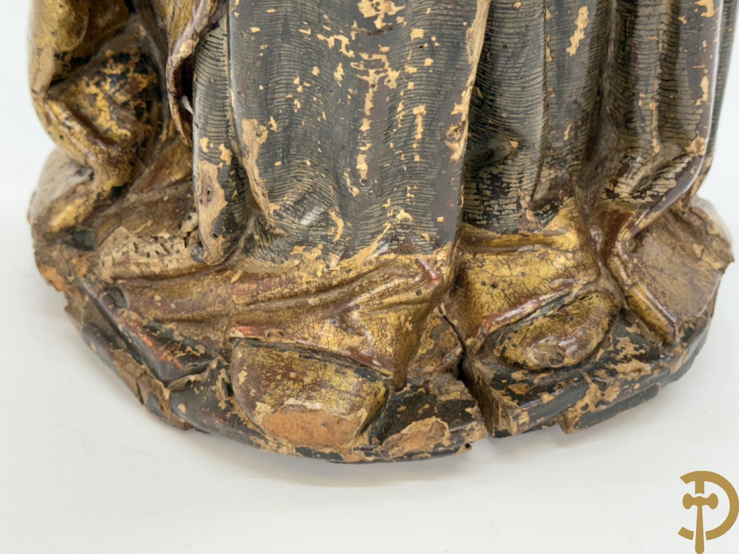 Gepolychromeerde houtsculptuur van man met mantel