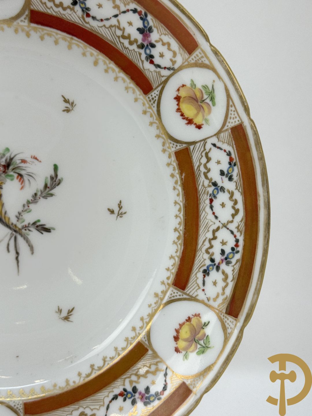 Frans porseleinen bord met decor van hoorn des overvloeds 