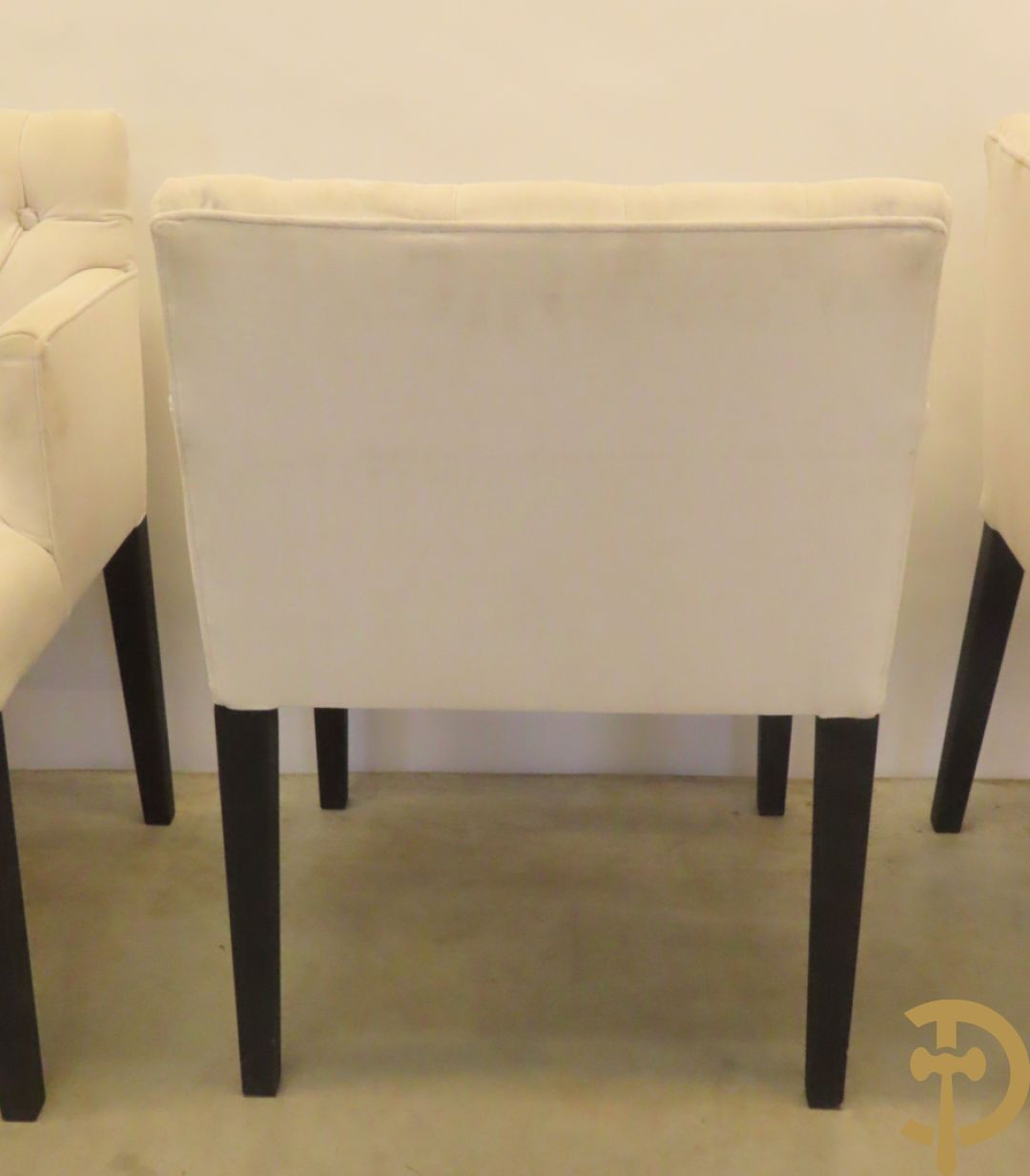 Wit geceruseerde rechthoekige tafel op ballusterpoten + 6 wit gecapitoneerde armstoelen