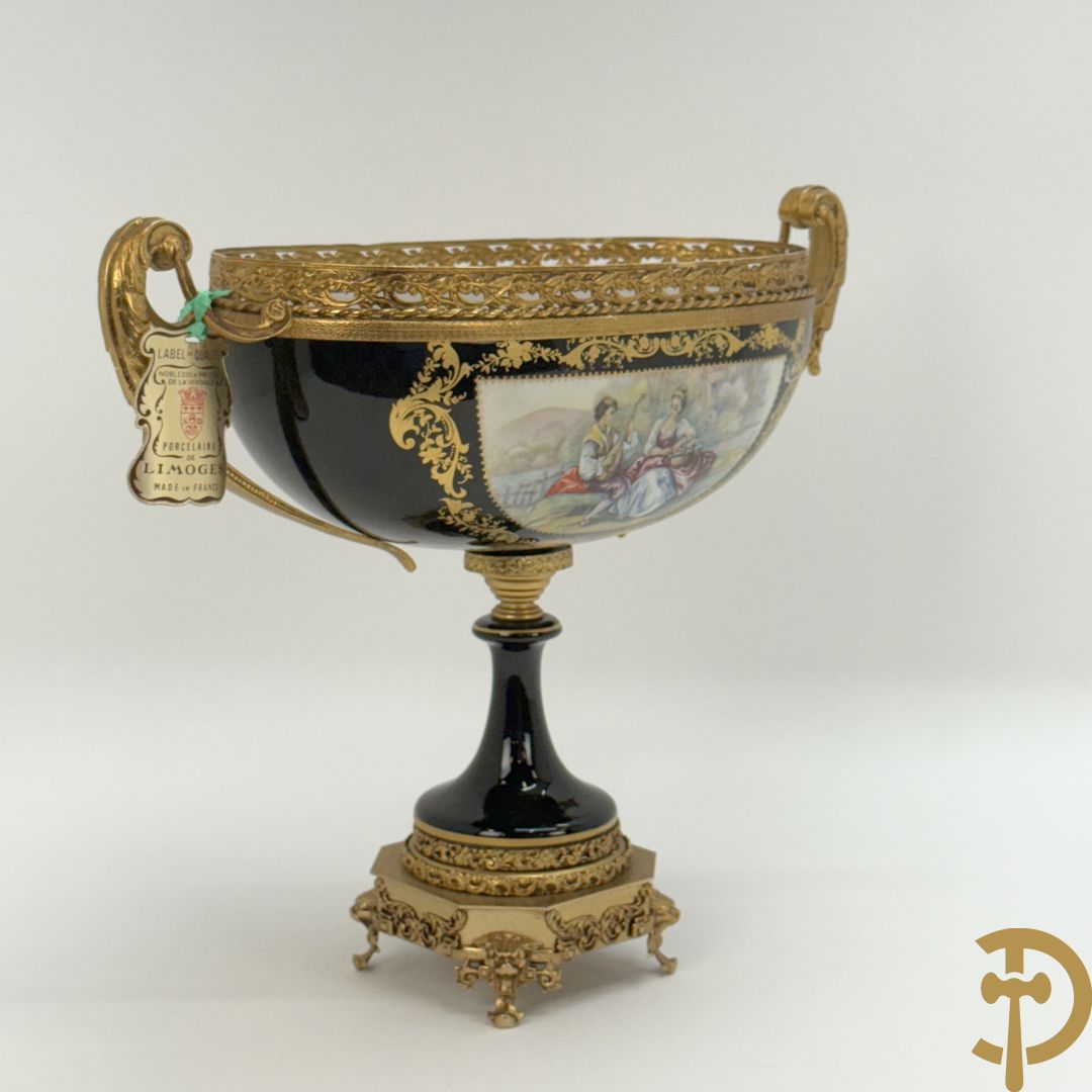 Coupe in kobaltblauw porselein met romantische geanimeerde scène, Rons E. getekend, Limoges France
