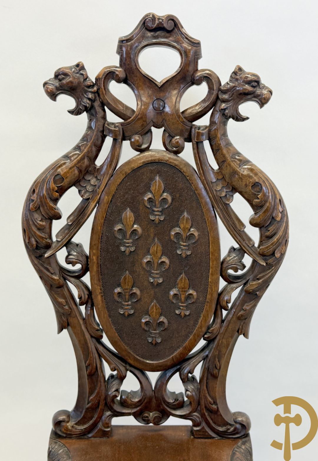 Eiken Neo Renaissance bijzetstoel scabello met decor van Franse lelies en leeuwenkoppen