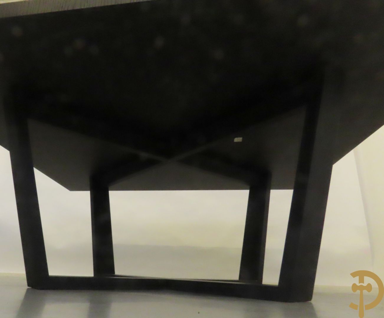 Grote moderne vierkante tafel met zwartgelakt ruitvormig fineer op kruisvormige voet, Maxalto uitgegeven door B & B Italia