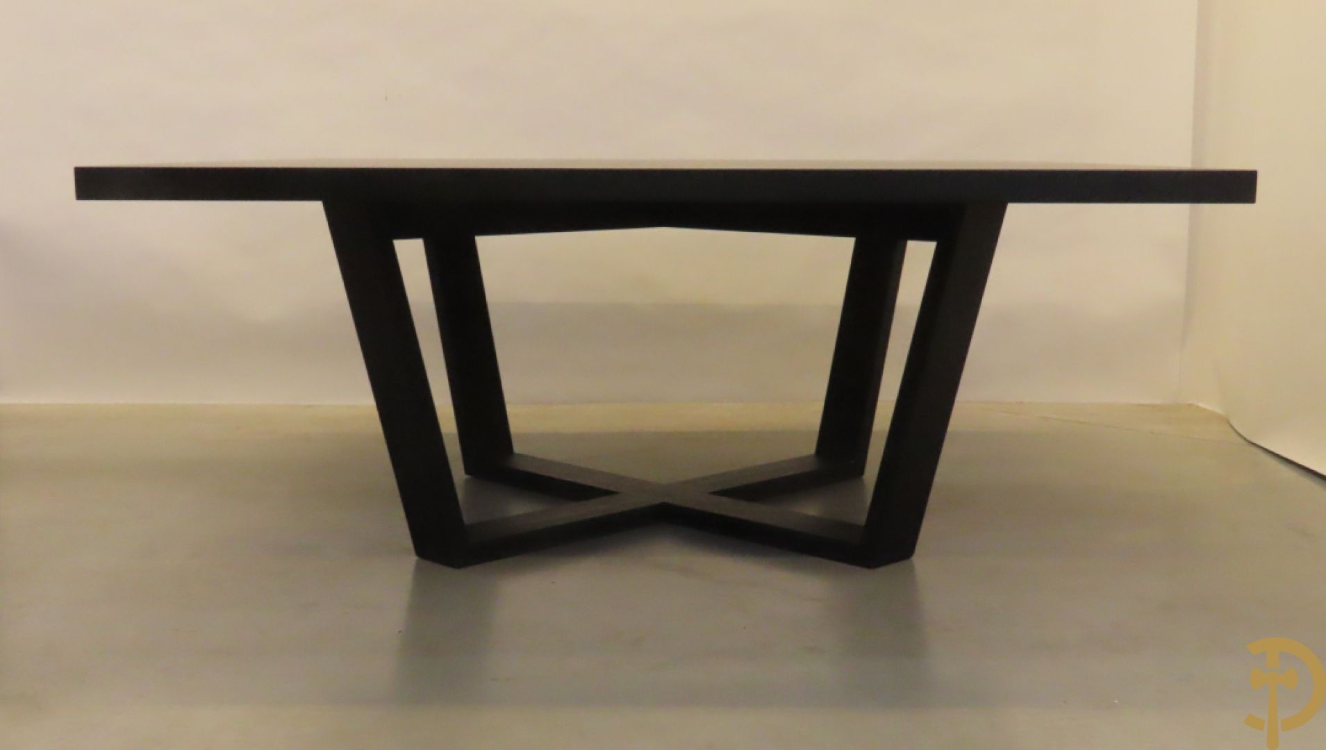 Grote moderne vierkante tafel met zwartgelakt ruitvormig fineer op kruisvormige voet, Maxalto uitgegeven door B & B Italia