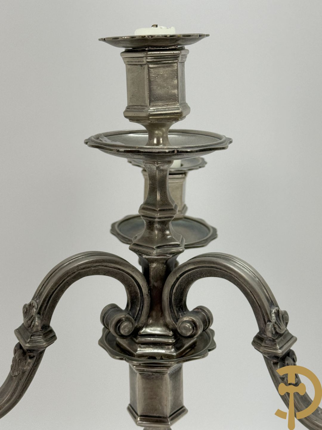 Paar Franse verzilverde metalen vierarmige kandelaars, Louis XIV stijl