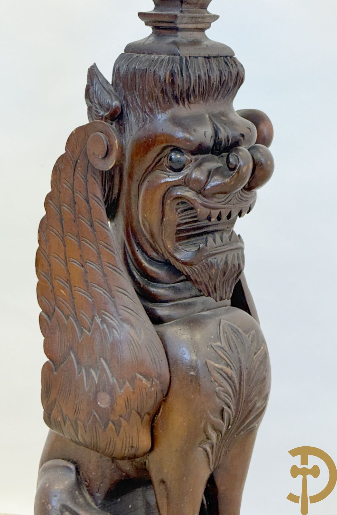 Houtgesculpteerde sokkel in de vorm van een handgesculpteerde fo hond bezet met marmeren plateau