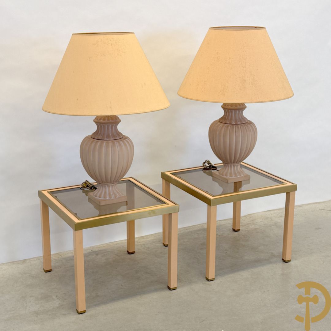 Paar bijzettafels met koperafwerking en glazen fumé blad + 2 bijhorende lampadaires in terra cotta