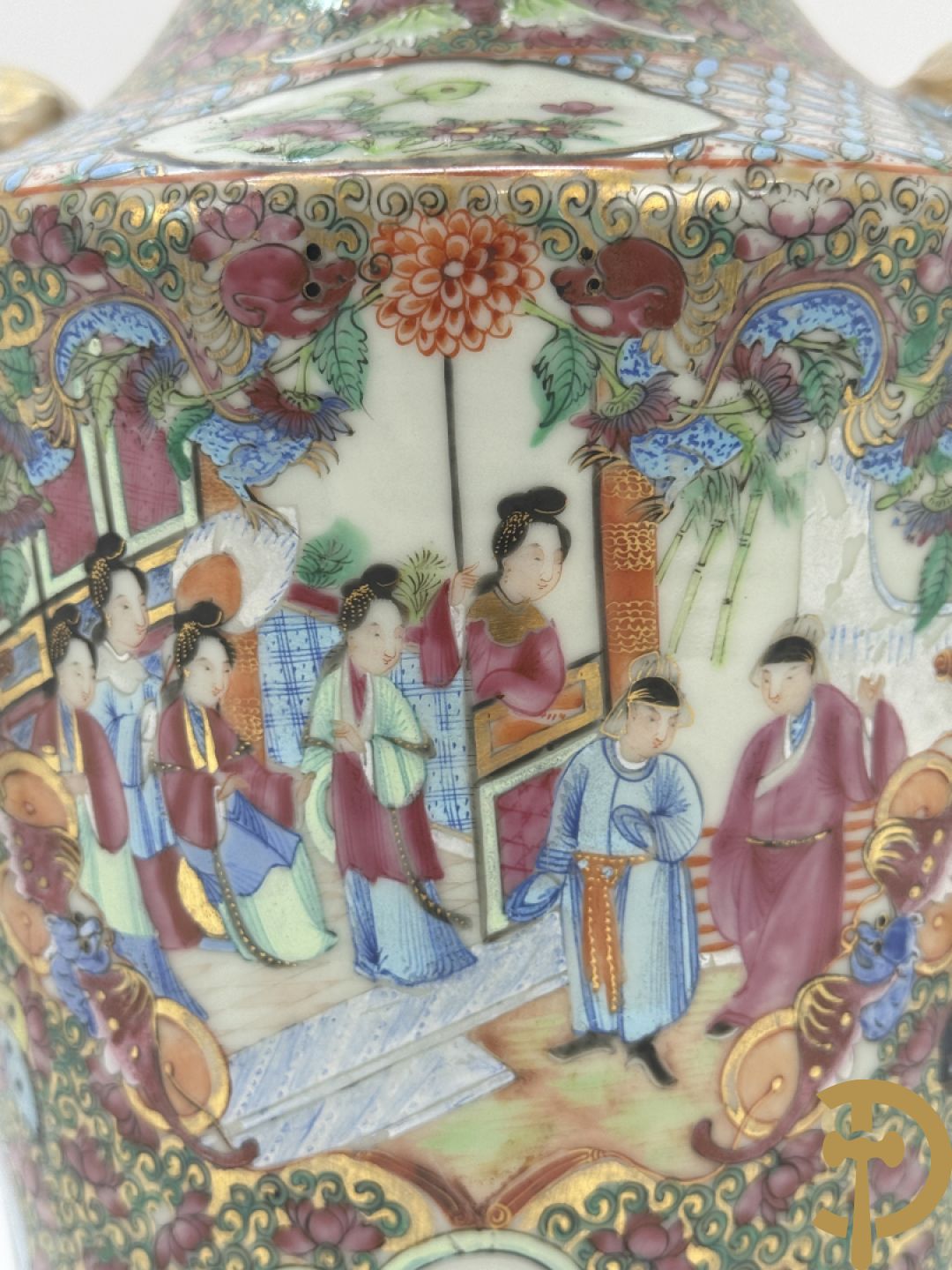 Paar Chinese porseleinen famille rose Kanton vazen met geanimeerd decor en zijdelings met fo honden