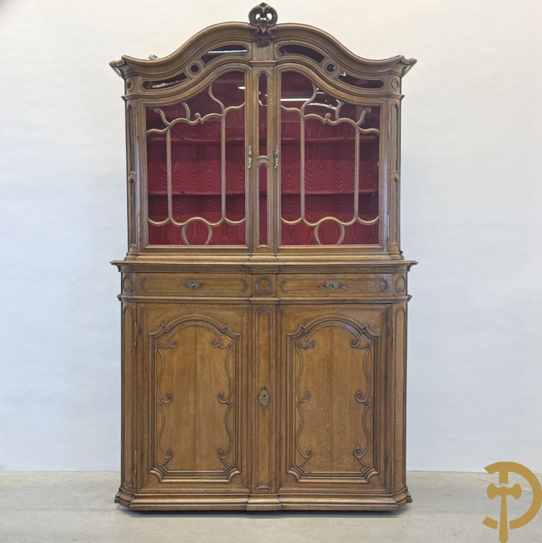 Massief eiken Luikse vitrinekast, boven met 2 beglaasde deuren en gebogen kop, Louis XV stijl, 18e
