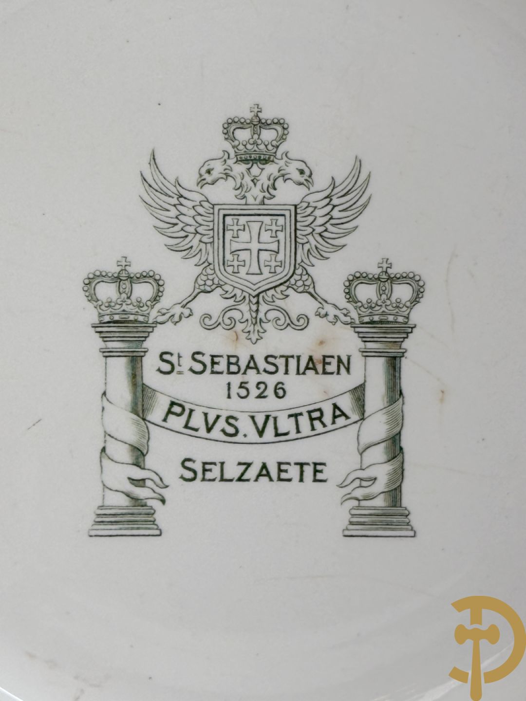 Acht porseleinen borden van boogschuttersgildes