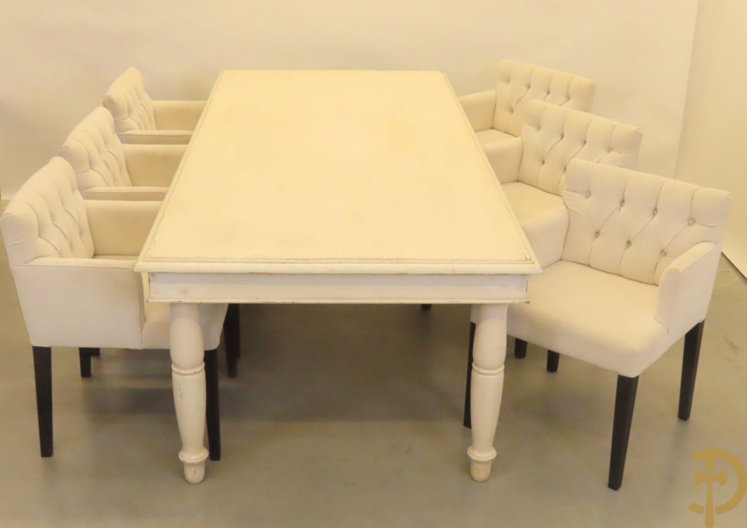 Wit geceruseerde rechthoekige tafel op ballusterpoten + 6 wit gecapitoneerde armstoelen