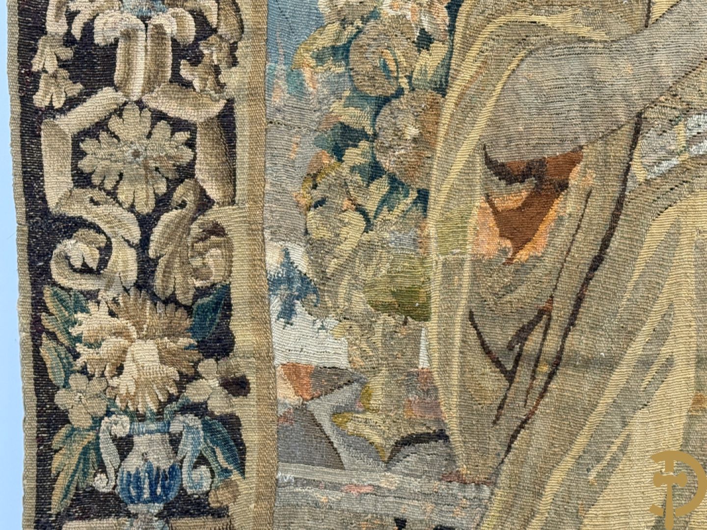 Vlaams handgeknoopt wandtapijt met geanimeerde scène met Konong en honden, omgeven door florale omranding, 18e