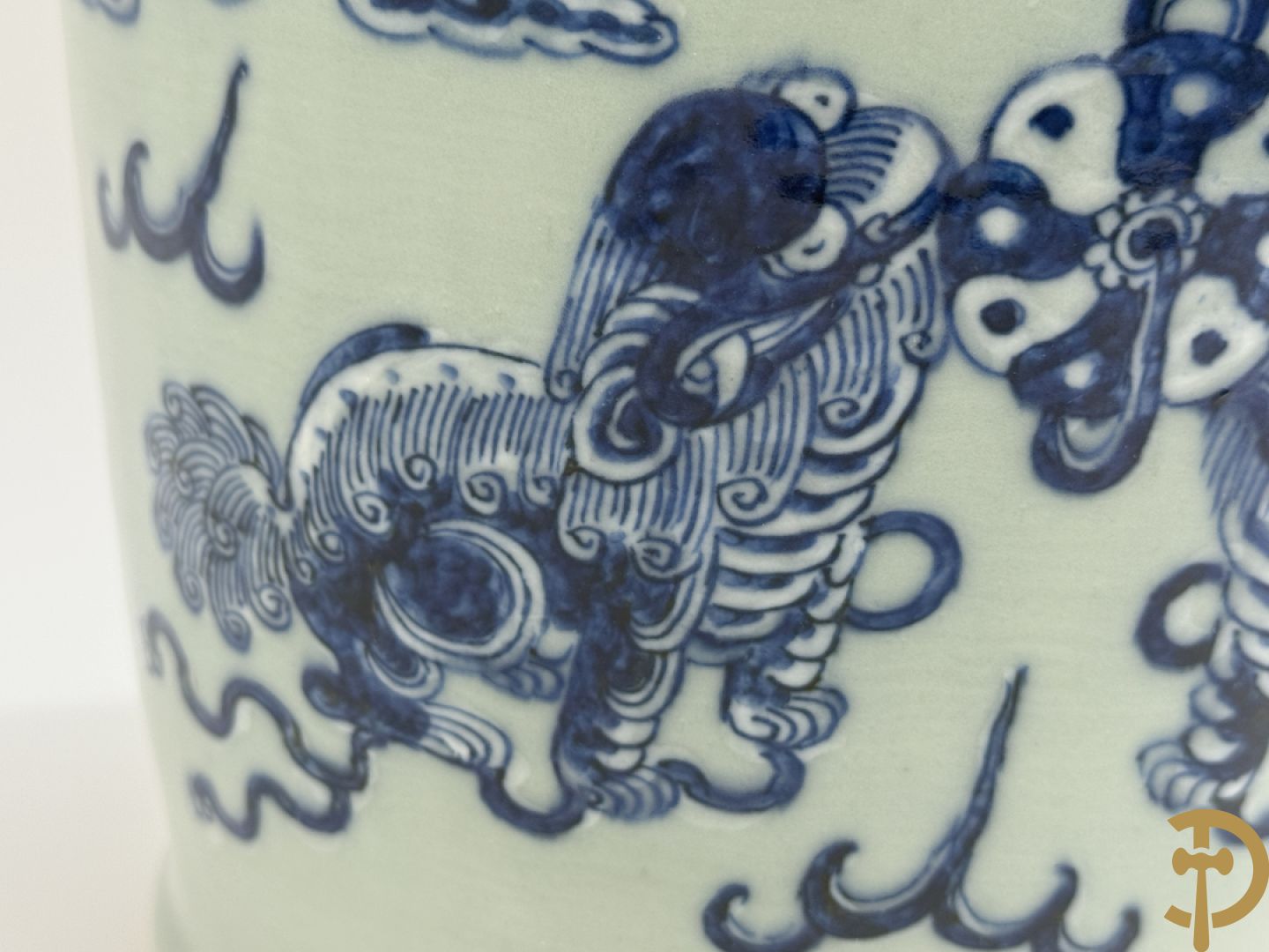 Chinese porseleinen celadon vaas met blauw/wit decor van fo honden
