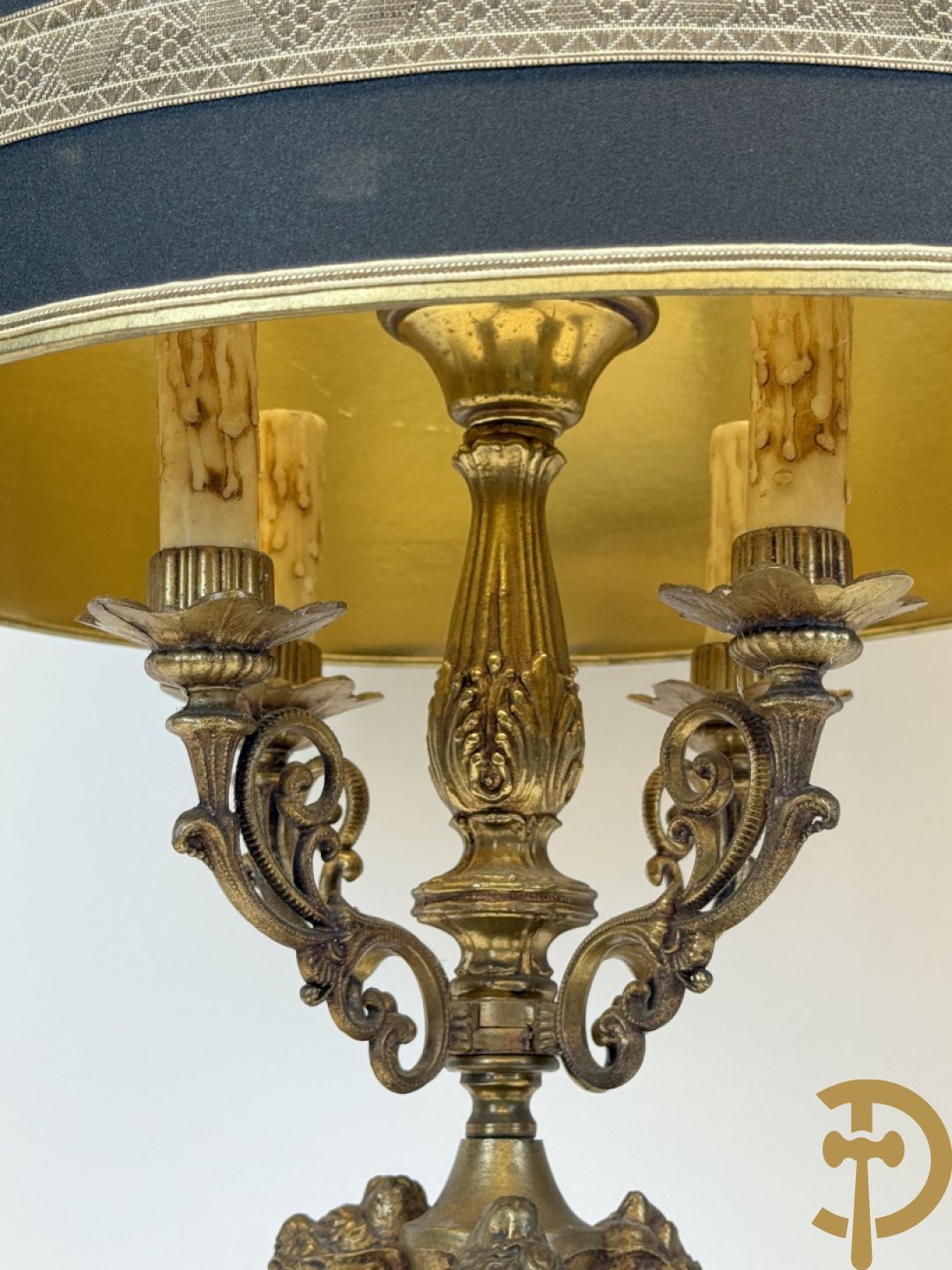 Paar vintage lampadaires met 3 karyathiden, bovenaan met 4 kaarsen en een lichtpunt, Deknudt