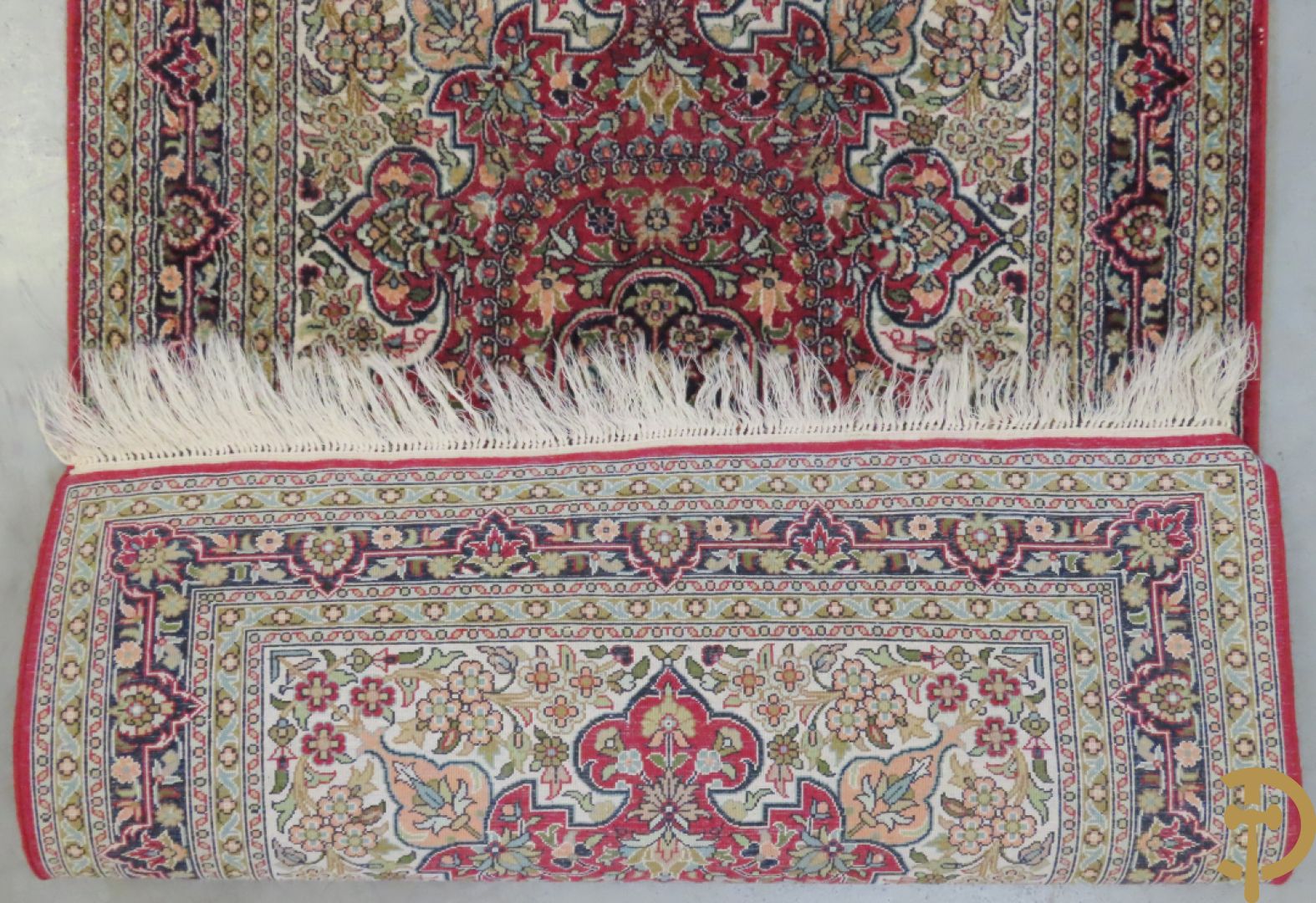 Oosters handgeknoopt tapijt met bloemenmotieven + Oosters handgeknoopt tapijt met geometrische motieven + Oosters handgeknoopt zijden tapijt met centrale fond en bloemenmotieven