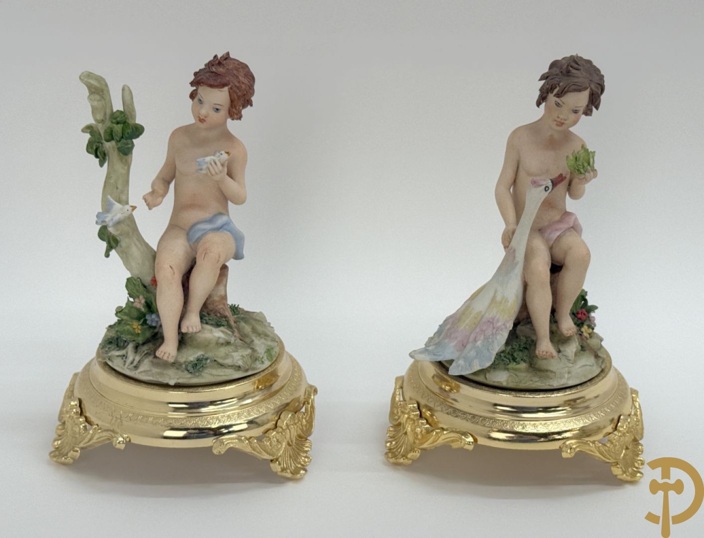 Acht witte en zes gekleurde Italiaanse biscuits met romantische scènes, cupido