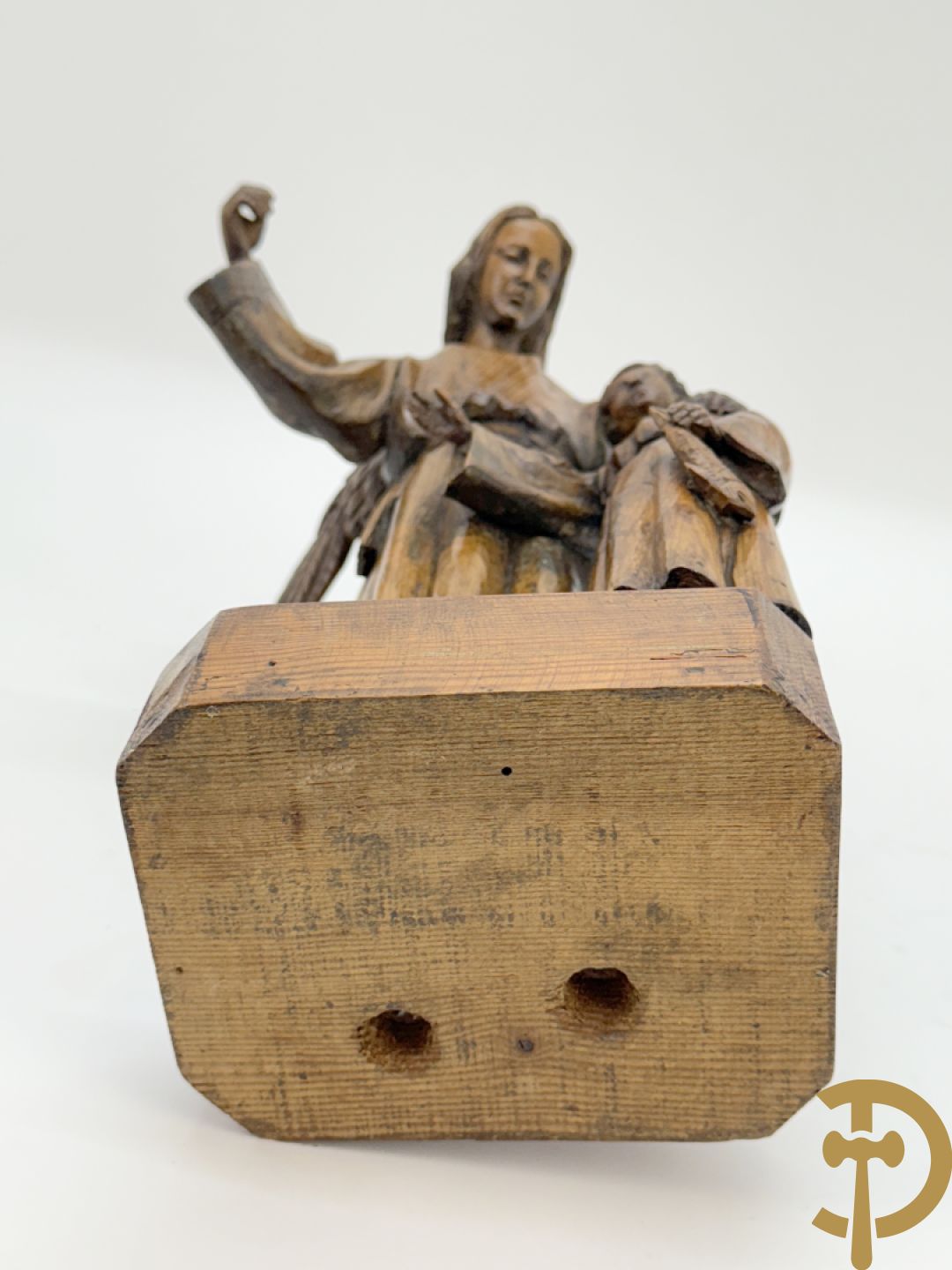 Houtsculptuur van engel met jongeling