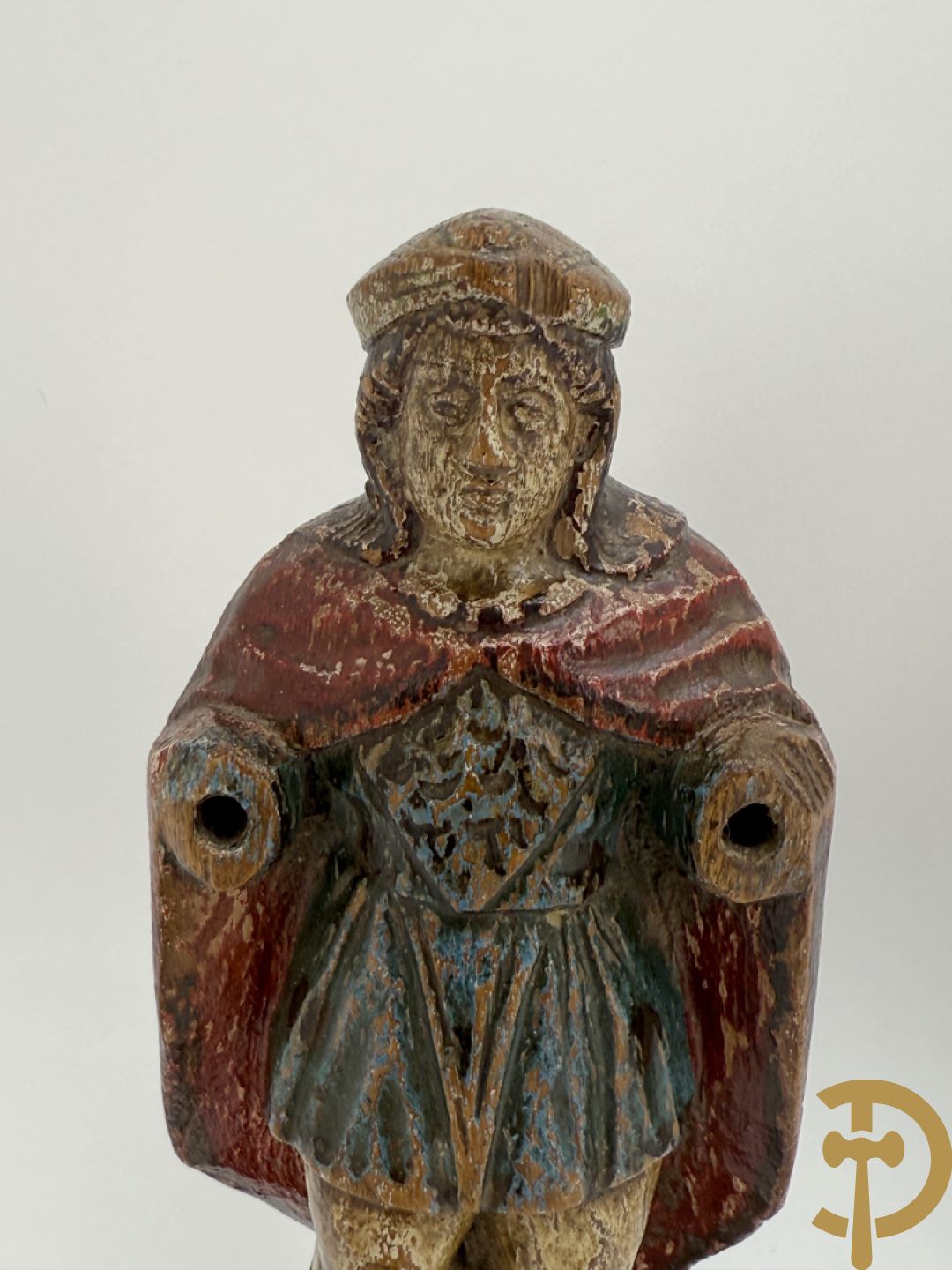 Houtsculptuur van gepolychromeerde evangelist, 18e + sculptuur van man steunend op Christusfiguur