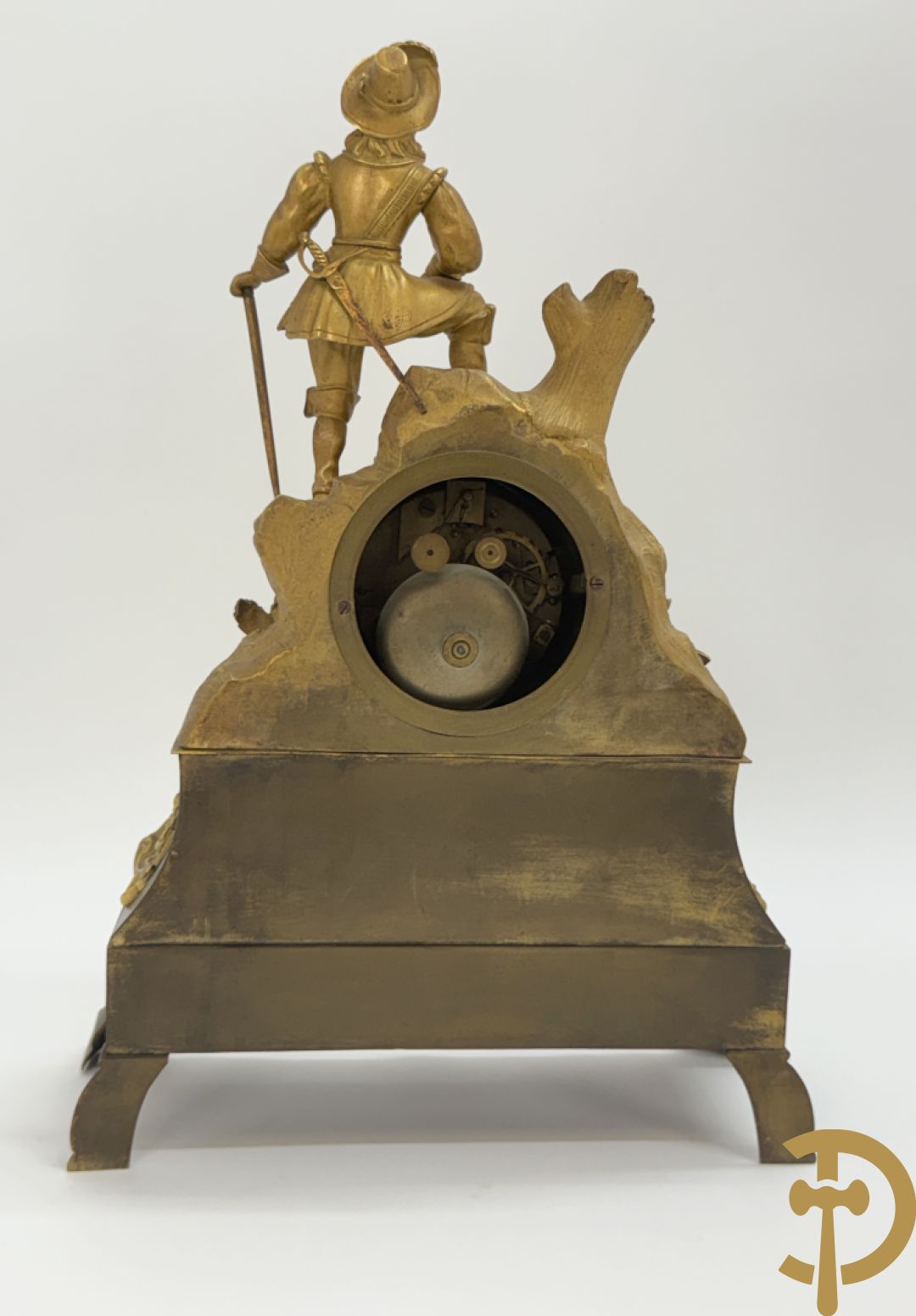 Vuurvergulde bronzen schouwpendule met musketier bekroond, getekend Cadart à Lille