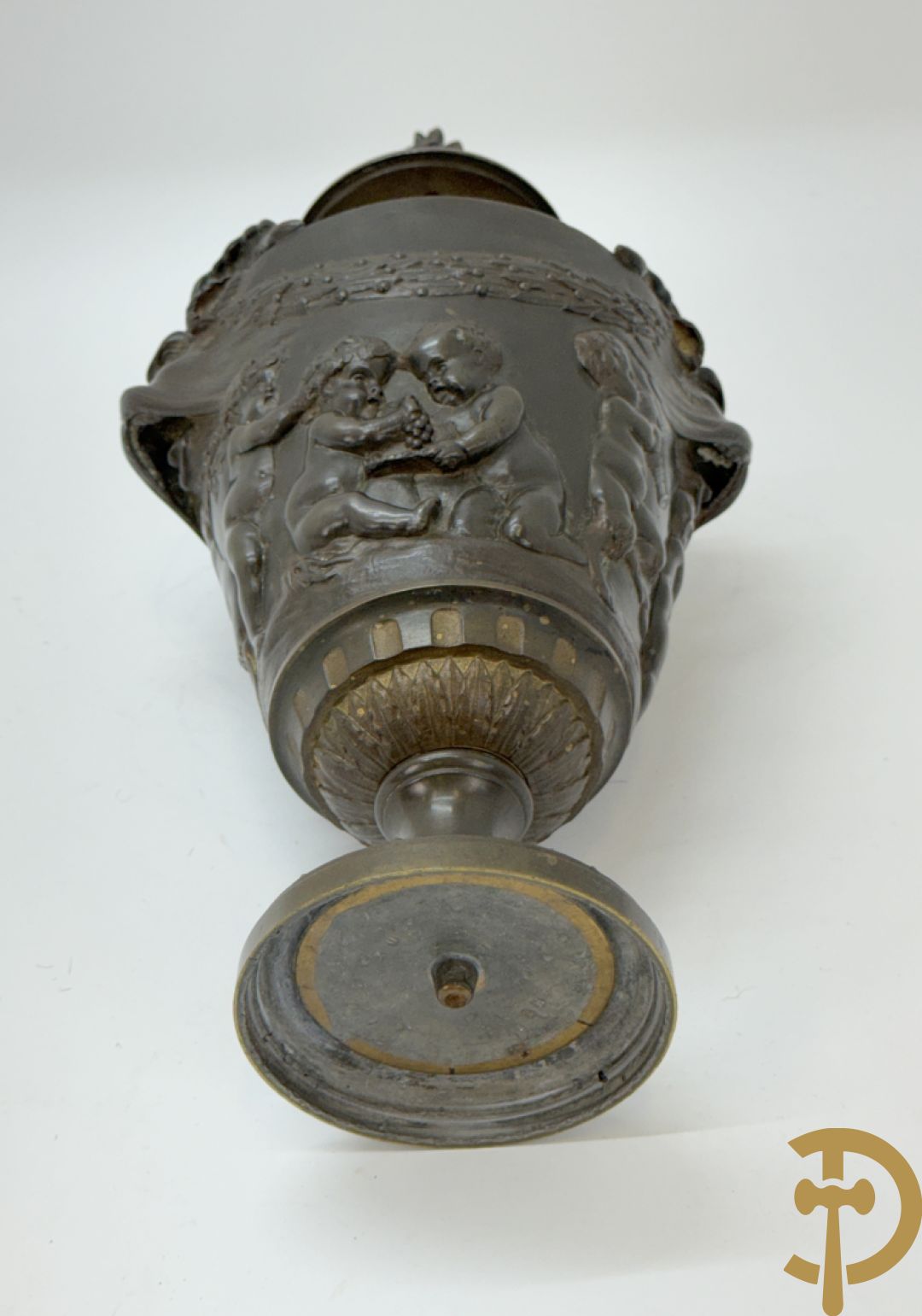 Bronzen cassolette met basrelief van cupido