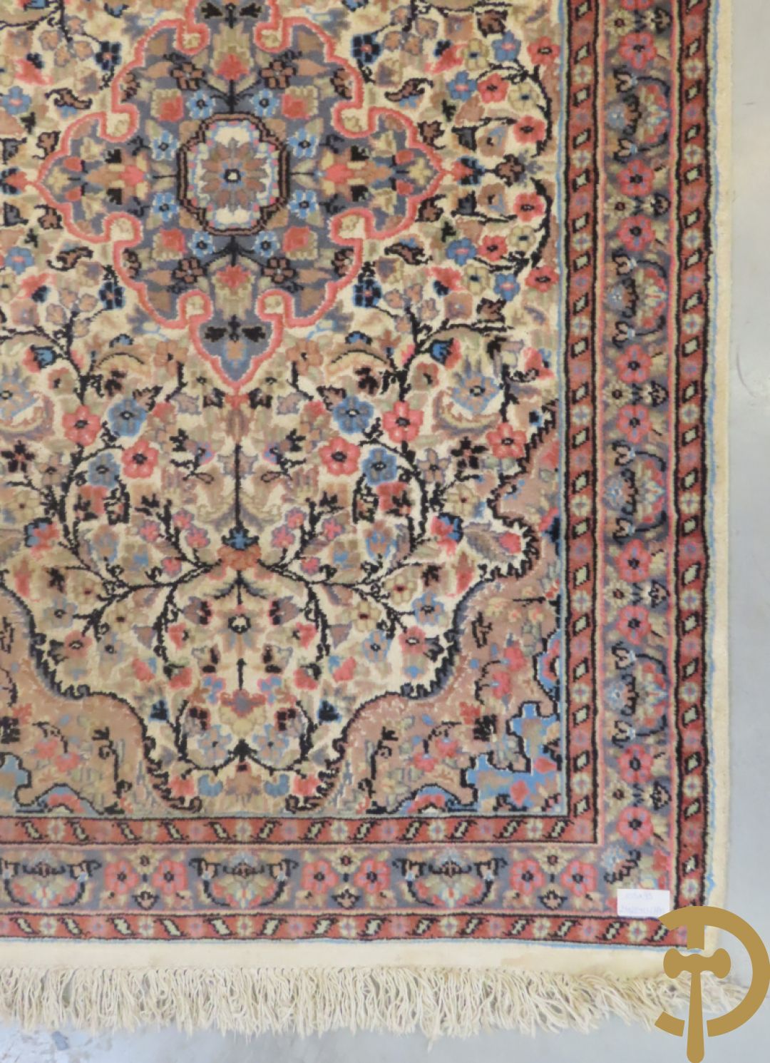 Oosters handgeknoopt tapijt met bloemenmotieven + Oosters handgeknoopt tapijt met geometrische motieven + Oosters handgeknoopt zijden tapijt met centrale fond en bloemenmotieven
