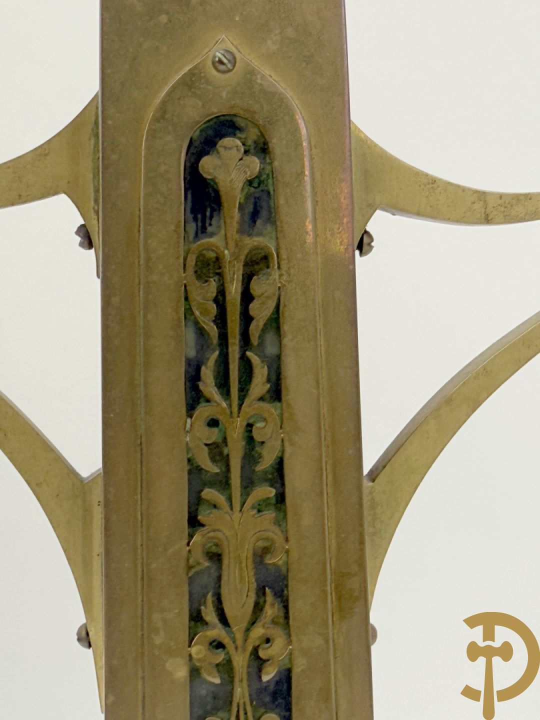 Driedelige koperen Art Nouveau garnituur bestaande uit kapelvormige pendule geflankeerd door paar kandelaars