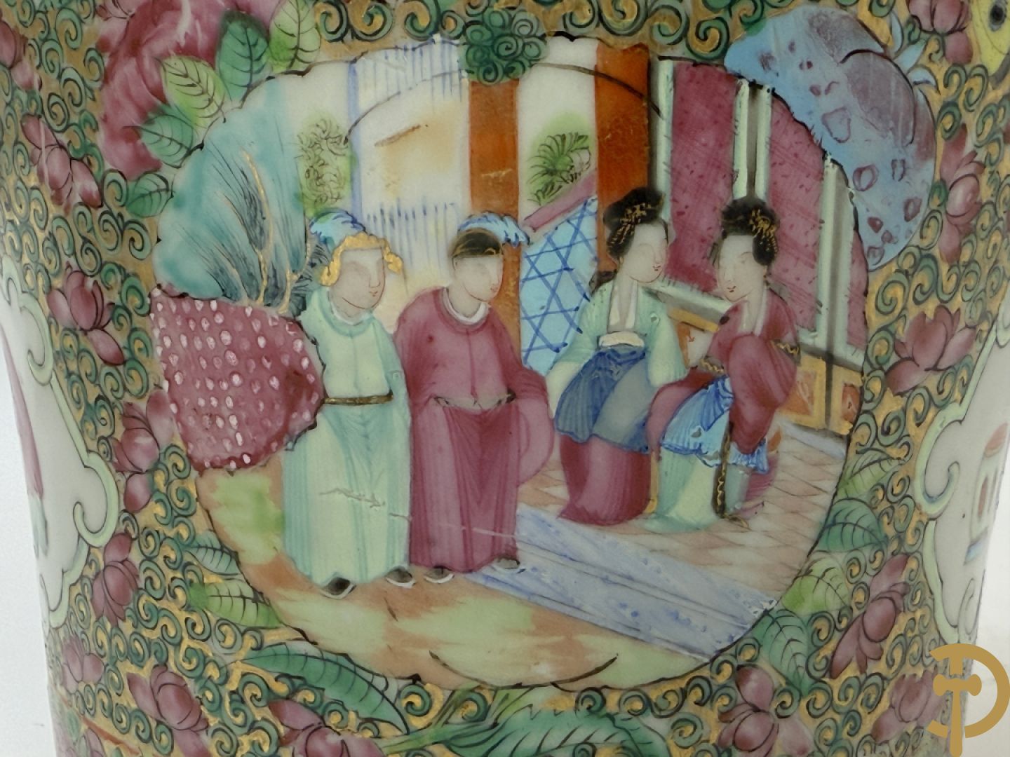 Paar Chinese porseleinen famille rose Kanton vazen met geanimeerd decor en zijdelings met fo honden