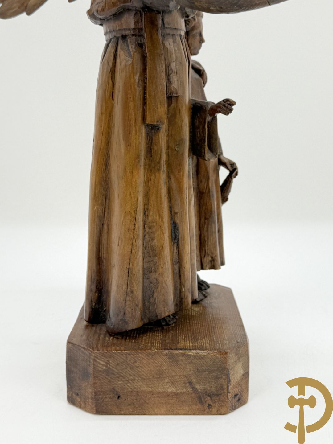 Houtsculptuur van engel met jongeling
