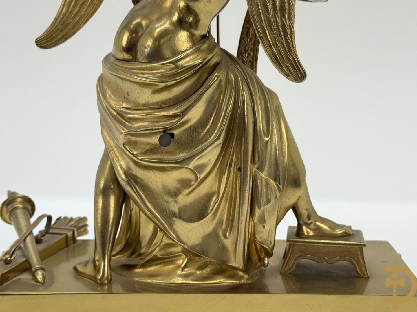 Vuurvergulde Franse bronzen Empire stijl pendule, harpvormige horloge met gevleugelde Griekse mythologische figuur, Erso die zijn lier bespeelt - Deniere et E. Mattelin, Fabricants de Bronze