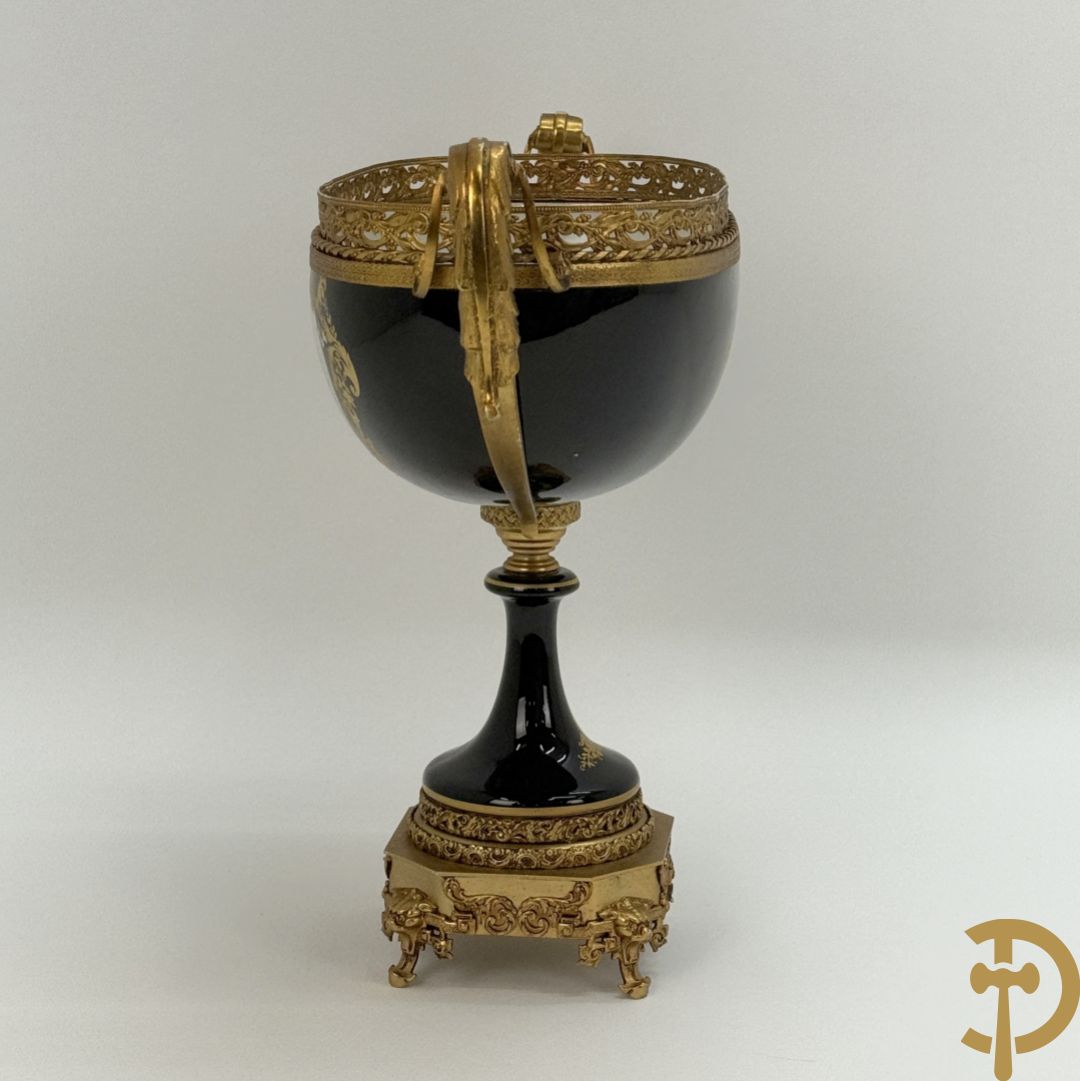 Coupe in kobaltblauw porselein met romantische geanimeerde scène, Rons E. getekend, Limoges France