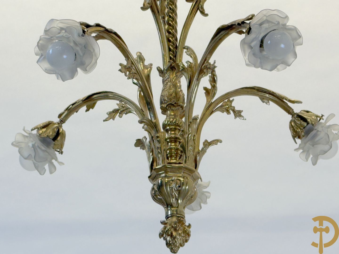 Vijfarmige luchter bezet met roosjes, Louis XV stijl bezet met accanthusranken