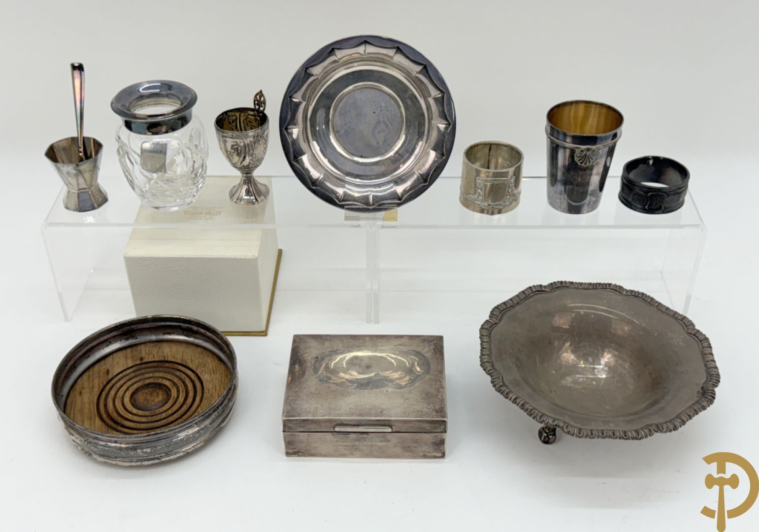 Massief zilveren schaaltjes op 3 pootjes + klein schaaltje Wolfers + flessenhouder  Engels massief zilver + 2 massief zilveren servetringen + zilveren eierdopje + massief zilveren geboortebeker + sigarettenetui gevat in massief zilveren omhulsel + vaasje met zilveren rand