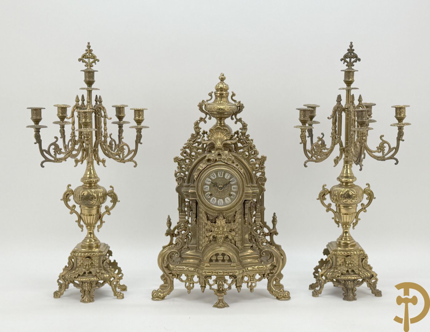 Driedelige vuurvergulde bronzen garnituur, Neo Renaissance stijl